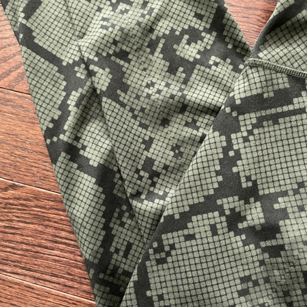 Lululemon RARE Leggings - Picture 2 of 6